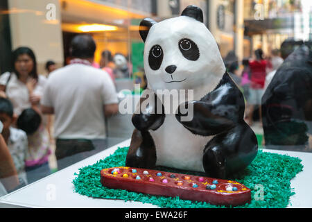 Jouer à panda de mache congkak Pandas 1600 campagne par le WWF à Publika shopping mall, Kuala Lumpur Malaisie 2015 Banque D'Images