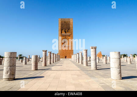 La Tour Hassan est le minaret d'une ancienne mosquée inachevée construite par Moulay Ismail à Rabat, Maroc. Banque D'Images