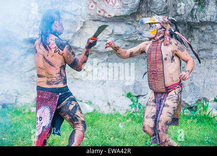 Deux autochtones américains dans une machette lutte pendant le festival de Valle del Maiz à San Miguel de Allende, Mexique Banque D'Images
