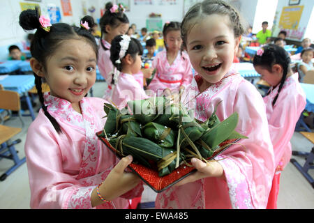 Beijing, Chine, province de Liaoning. 17 Juin, 2015. Jin Langxu (L) et son camarade de Jane de la Grande-Bretagne montrent Zongzi, boulettes de riz gluant enveloppé dans des feuilles de roseau ou de bambou, pour marquer le Dragon Boat Festival à Shenyang, capitale de la province du Liaoning en Chine du nord-est, le 17 juin 2015. © Zhang Wenkui/Xinhua/Alamy Live News Banque D'Images