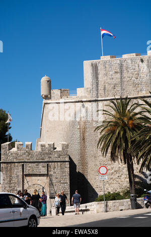 Drapeau croate survolant ploce porte d'entrée de la vieille ville de Dubrovnik, Croatie Banque D'Images