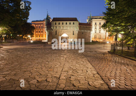 Barbican par nuit à Cracovie, Pologne. 15e siècle vieille muraille fortification. Banque D'Images