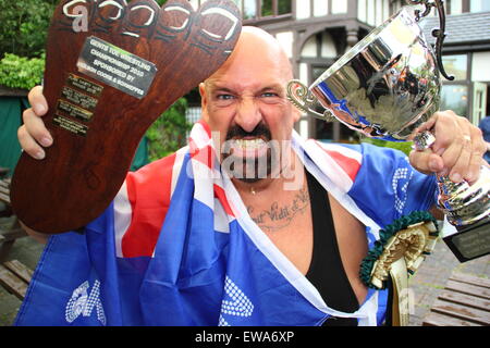 Champion du monde vétéran toe, Alan 'Nasty' Nash, célèbre après avoir été couronné grand gagnant du concours, 2015, UK Banque D'Images