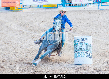 Cowgirl participant à une compétition à la course de barils Helldorado Days , un rodéo professionnel qui a eu lieu à Las Vegas Banque D'Images