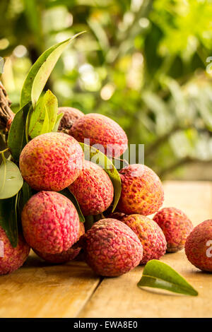 Le litchi, rouge, panneaux de plancher, plancher, l'arrière-plan, la texture, les fruits. Banque D'Images