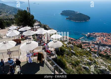 La station de téléphérique srdj hill avec l'ancien port de la ville et l'île de Lokrum ci-dessous, Dubrovnik, Croatie Banque D'Images