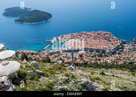 Vieille ville et port de l'île de Lokrum et la station de téléphérique srdj hill, Dubrovnik, Croatie Banque D'Images