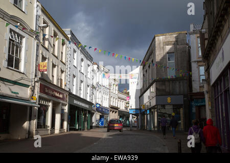 Gris menaçant de nuages de pluie sur la ville, rue Centre, Falmouth, Cornwall, Angleterre Banque D'Images