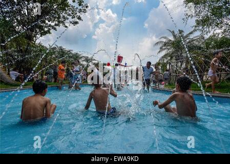 Guangzhou, la province chinoise du Guangdong. 21 Juin, 2015. Les enfants se rafraîchir à un parc pour enfants à Guangzhou, capitale du sud de la province chinoise du Guangdong, le 21 juin 2015. Credit : Liu dawei/Xinhua/Alamy Live News Banque D'Images