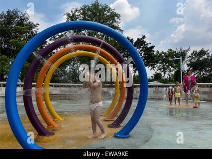 Guangzhou, la province chinoise du Guangdong. 21 Juin, 2015. Les enfants se rafraîchir à un parc pour enfants à Guangzhou, capitale du sud de la province chinoise du Guangdong, le 21 juin 2015. Credit : Liu dawei/Xinhua/Alamy Live News Banque D'Images