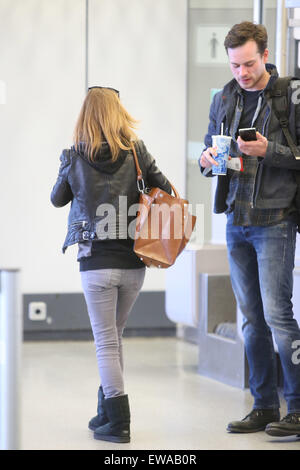 Josefine Preuss et un homme non identifié de l'enregistrement à l'aéroport de Tegel En vedette : Josefine Preuss Où : Berlin, Allemagne Quand : 20 Avr 2015 Banque D'Images