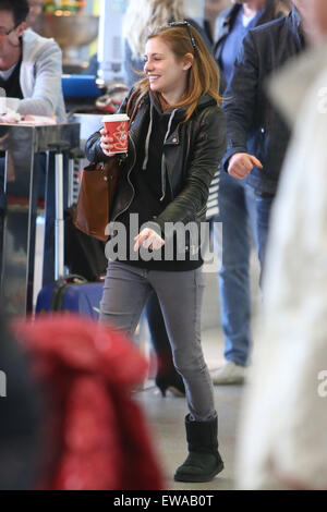 Josefine Preuss et un homme non identifié de l'enregistrement à l'aéroport de Tegel En vedette : Josefine Preuss Où : Berlin, Allemagne Quand : 20 Avr 2015 Banque D'Images