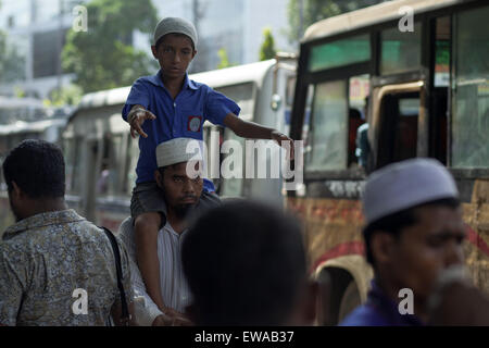 Dhaka, Bangladesh. 20 Juin, 2015. DHAKA, BANGLADESH 20 Juin : un père portant son cancer du cerveau touchées fils sur son épaule en rue et obtenez de l'aide de personnes pour son fils dans le traitement d'une 20e Juin 2015. © Zakir Hossain Chowdhury/ZUMA/Alamy Fil Live News Banque D'Images