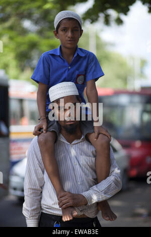 Dhaka, Bangladesh. 20 Juin, 2015. DHAKA, BANGLADESH 20 Juin : un père portant son cancer du cerveau touchées fils sur son épaule en rue et obtenez de l'aide de personnes pour son fils dans le traitement d'une 20e Juin 2015. © Zakir Hossain Chowdhury/ZUMA/Alamy Fil Live News Banque D'Images