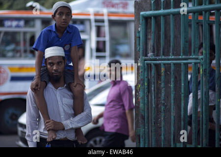 Dhaka, Bangladesh. 20 Juin, 2015. DHAKA, BANGLADESH 20 Juin : un père portant son cancer du cerveau touchées fils sur son épaule en rue et obtenez de l'aide de personnes pour son fils dans le traitement d'une 20e Juin 2015. © Zakir Hossain Chowdhury/ZUMA/Alamy Fil Live News Banque D'Images