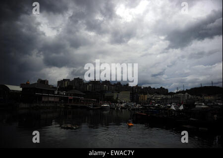 Sanya. 21 Juin, 2015. Photo prise le 21 juin 2015 montre les nuages sombres au-dessus de la ville de Sanya, province de Hainan en Chine du sud. Sanya a été témoin de pluie sur le dimanche comme une tempête tropicale a renforcé en Typhon Kujira en mer de Chine du Sud. Kujira est susceptibles de se brosser passé la province insulaire de Hainan et terres entre le sud du Guangdong et Guangxi lundi soir, apportant des averses et des vents forts. Credit : Sha Xiaofeng/Xinhua/Alamy Live News Banque D'Images