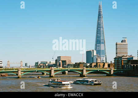 Le Shard et Southwark Bridge, London UK, avec le Tower Bridge en arrière-plan Banque D'Images