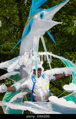 Preston, Lancashire, UK 21 juin 2015. Dave Williams à l'intérieur du requin, Merlin, fishy Fancy Dress Costumes, lors de l'Assemblée Caribbean Carnival. Preston célèbre 41e Carnaval antillais une célébration de la culture des Caraïbes, des arts, de l'alimentation, de divertissement et de performance. Le carnaval est organisé par une équipe de bénévoles qui travaillent sans relâche tout au long de l'année la planification, l'organisation et l'exécution de l'événement qui est la plus grande et la plus ancienne fête culturelle à Preston en dehors de la Preston Guild. Banque D'Images