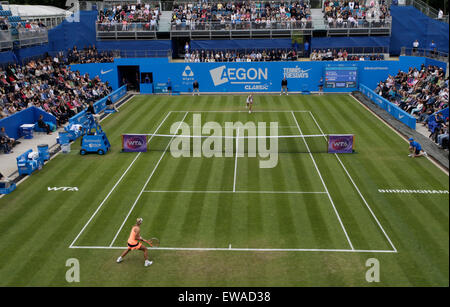 Birmingham, UK. 21 Juin, 2015. Tournoi de tennis classique Aegon. La lecture commence sur le Centre Court à Edgbaston Priory dans la finale entre Angelique Kerber (Ger) et Karolina Pliskova (CZE) Credit : Action Plus Sport/Alamy Live News Banque D'Images