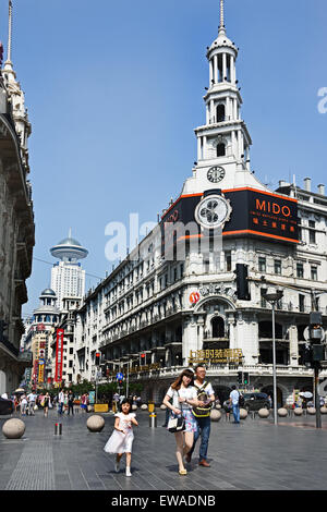 Visiteurs à Nanjing Road. Principale rue commerçante de Shanghai. L'un des plus achalandés du monde . East Nanjing Road Banque D'Images