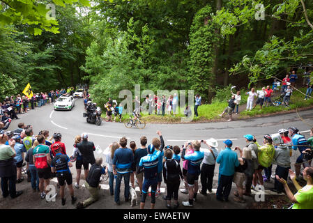 Aviva Women's Tour of Britain 2015 escalade Tom's Hill, Little Gaddesden, Hertfordshire, Royaume-Uni. Vu par une foule enthousiaste Banque D'Images