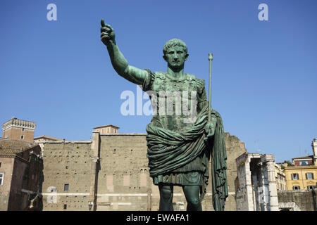 Statue de l'empereur romain Auguste sur la via dei Fori Imperiali Banque D'Images