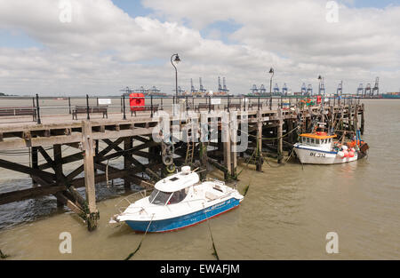 Old Pier Ha'penny halfpenny Harwich port avec port de Felixstowe en arrière-plan Banque D'Images