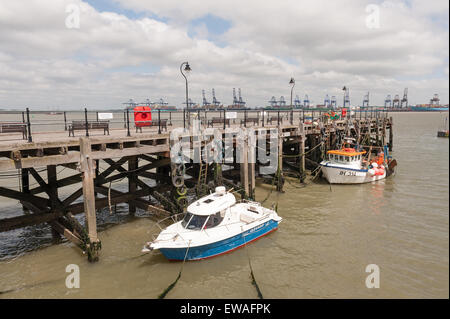 Old Pier Ha'penny halfpenny Harwich port avec port de Felixstowe en arrière-plan Banque D'Images