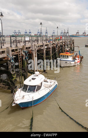 Old Pier Ha'penny halfpenny Harwich port avec port de Felixstowe en arrière-plan Banque D'Images