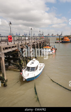 Old Pier Ha'penny halfpenny Harwich port avec port de Felixstowe en arrière-plan Banque D'Images