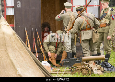 La Russie, CHERNOGOLOVKA - 17 MAI : des inconnus en uniforme militaire sur l'histoire de la bataille de reconstitution de la guerre civile en 1914-1919 le 17 mai 2014, la Russie Banque D'Images