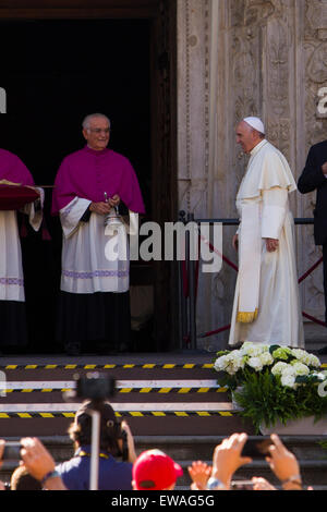 Turin, Italie, 21 juin 2015. Pape Francis entre dans la Cathédrale de Turin à vénérer le Saint Suaire. Banque D'Images