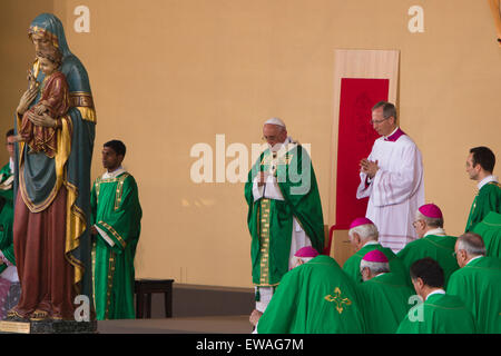 Turin, Italie, 21 juin 2015. Le pape François célèbre la messe sur la Piazza Vittorio, Turin, Italie. Banque D'Images