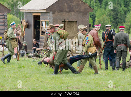 La Russie, CHERNOGOLOVKA - 17 MAI : soldat non identifié déplacer un soldat mort sur l'histoire de la bataille de reconstitution de la guerre civile en 1914-1919 le 17 mai 2014, la Russie Banque D'Images