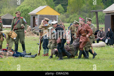 La Russie, CHERNOGOLOVKA - 17 MAI : soldat non identifié déplacer un soldat mort sur l'histoire de la bataille de reconstitution de la guerre civile en 1914-1919 le 17 mai 2014, la Russie Banque D'Images