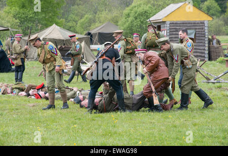 La Russie, CHERNOGOLOVKA - 17 MAI : soldat non identifié déplacer un soldat mort sur l'histoire de la bataille de reconstitution de la guerre civile en 1914-1919 le 17 mai 2014, la Russie Banque D'Images