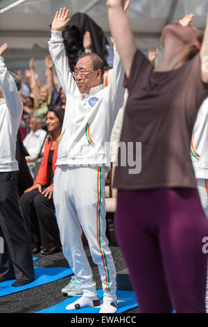 New York, de la Journée Internationale de Yoga. 21 Juin, 2015. Ban Ki-moon, Secrétaire général de l'Organisation des Nations Unies, se joint à des centaines dans l'exercice de Yoga au siège DES NATIONS UNIES, New York, aux États-Unis, sur la première Journée Internationale de Yoga, 21 juin 2015. Credit : Muzi Li/Xinhua/Alamy Live News Banque D'Images