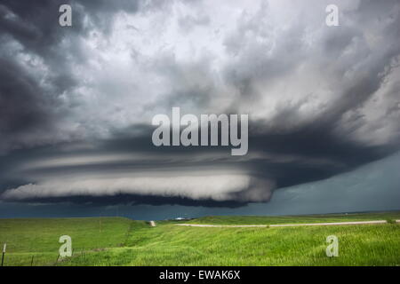 Orage supercellulaire se déplace dans les badlands du Dakota du Sud-ouest de la zone près de Kadoka, le 7 juin 2005. Banque D'Images