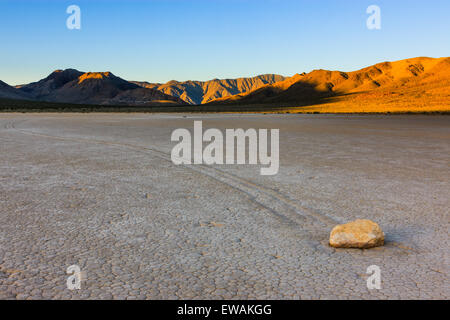 Lever du soleil à l'hippodrome dans la région de Death Valley National Park en Californie, USA Banque D'Images