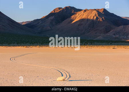 Lever du soleil à l'hippodrome dans la région de Death Valley National Park en Californie, USA Banque D'Images
