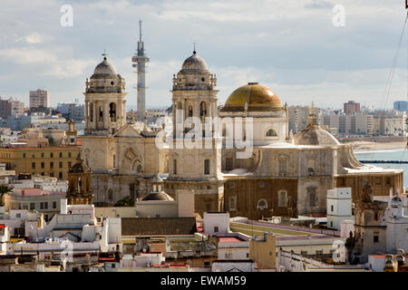 Panorama de la Cathédrale de Cadix, Espagne montrant le dôme et clochers dans le soleil de l'après-midi. Banque D'Images