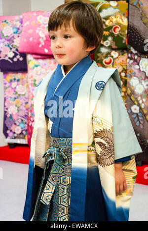 Mixed Race-enfant, garçon, 5 ans, debout à l'intérieur portant des kimono masculins traditionnels japonais complet pour son shichi-go-san cérémonie. Banque D'Images