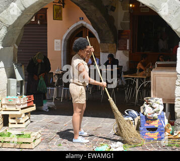 Stand holder woman sweeping nettoyage à Anncecy Marchés de France Banque D'Images