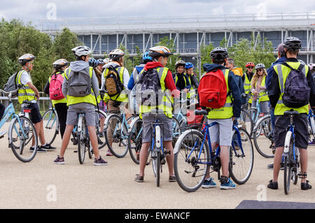 Jeunes enfants cyclistes à Londres, Angleterre Royaume-Uni Banque D'Images