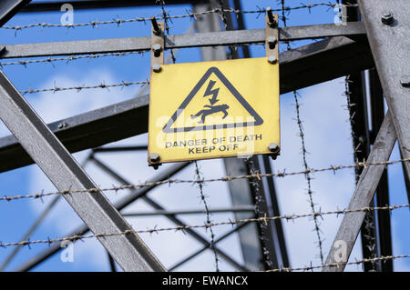 Danger de mort d'avertissement jaune tour de transmission sur l'électricité Banque D'Images