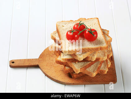 Pile de tranches de pain sandwich sur une planche à découper Banque D'Images