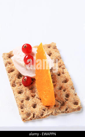 Pain de grains entiers avec du jambon ou mousse de saumon Banque D'Images