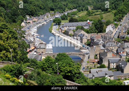 Vue depuis les remparts de la ville médiévale de Dinan, Bretagne à la bas, en direction de la Rance, le pont gothique et du port. Banque D'Images