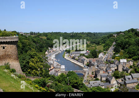 Vue depuis les remparts de la ville médiévale de Dinan, Bretagne à la bas, en direction de la Rance, le pont gothique et du port. Banque D'Images