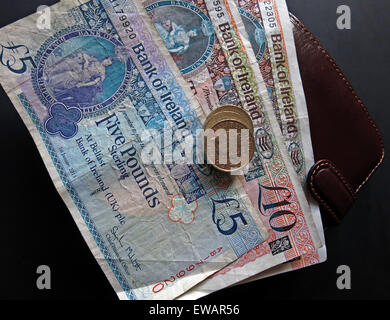 Nord irlandais £5, £10 notes et pièces livre, cours légal à partir de la Banque d'Irlande, de Belfast à côté d'un portefeuille Banque D'Images